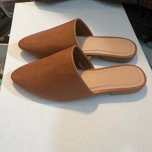 Old navy slip one.  Color brown/tan and linen color